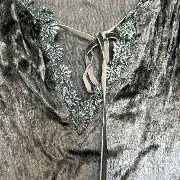 Crushed blue velvet and lace top - Picture 3 of 4